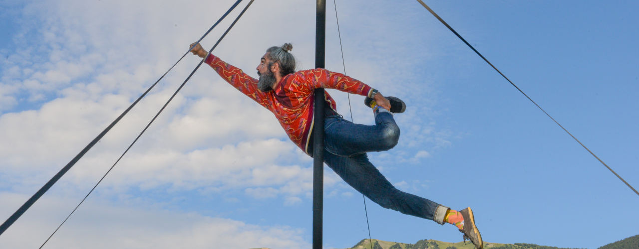 Playground. A chinese pole show with acrobatics, theater, dance, and absurd humor. Miguel Rubio flying on the chinese pole. Shows of Collectif Primavez