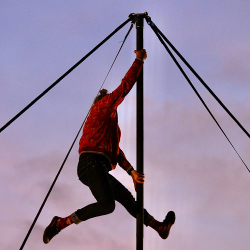 Playground, spectacle de cirque acrobatique au mât chinois. Miguel Rubio au le mât