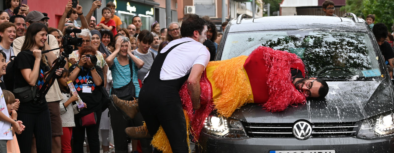 Car Wash est authentique théâtre d'improvisation. Agro le clown nettoyant une voiture avec un rouleau de lavage humain. Luca Della Gatta