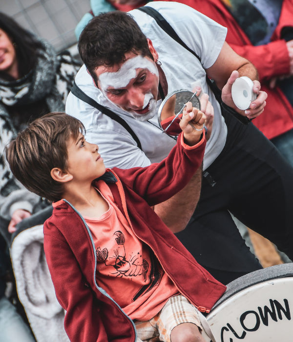 Un spectacle de clown et de théâtre d'improvisation. Agro le clown se maquillant avec l'aide d'un enfant pendant le spectacle de mime. Luca Della Gatta