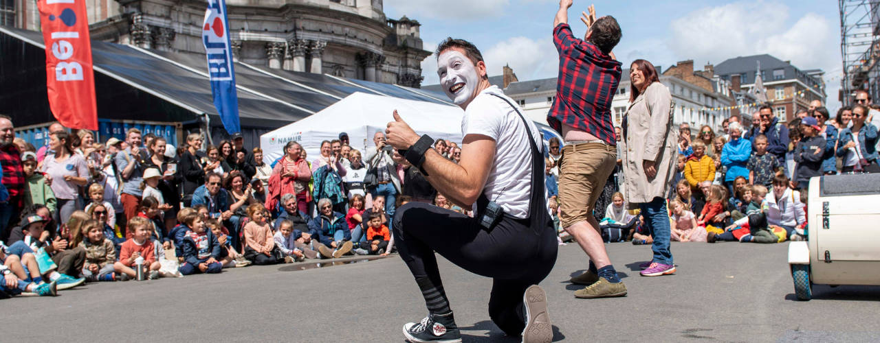 ImproLocura est un spectacle de rue basé sur la pure improvisation. Agro the clown. Agro the clown faisant un pouce en l'air avec le public en arrière-plan. Luca Della Gatta