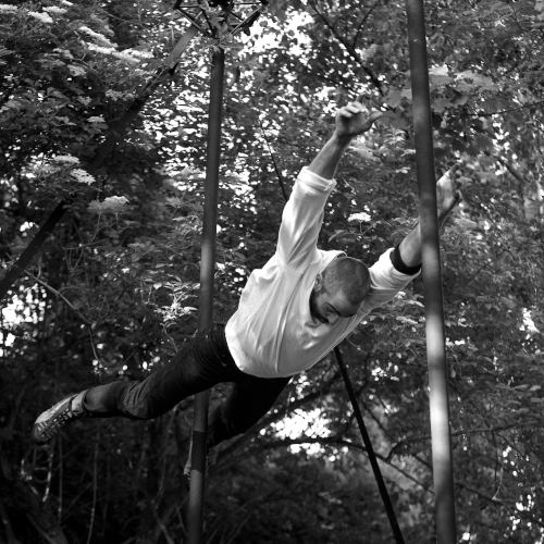 Archives Scéniques de Collectif Primavez. Cabaret Primavez. Image en noir et blanc. mât chinois. Miguel rubio