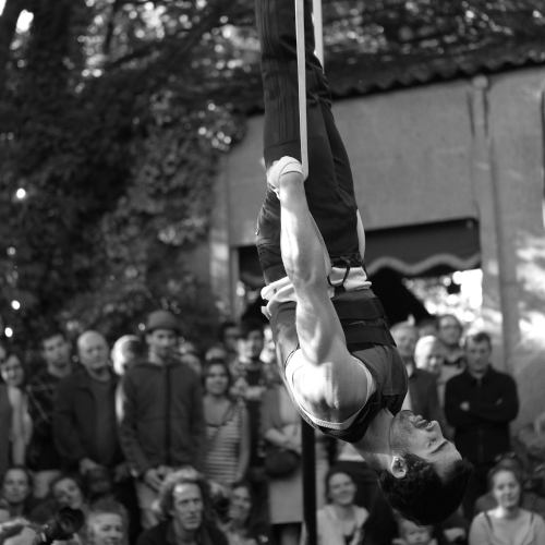 Archives Scéniques de Collectif Primavez. Cabaret Primavez. Image en noir et blanc. mât chinois.