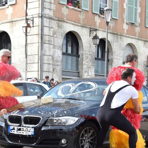 Improlocura Espectáculo de clown. Agro The clown rodeado junto a un coche con un corazon dibujado con jabon. Luca Della Gatta