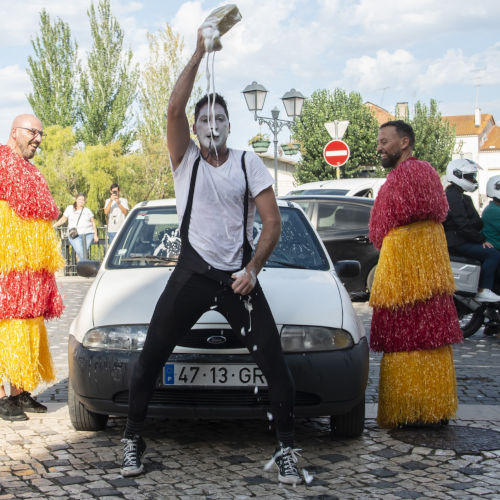 Car wash de agro the clown. Agro con las esponja de lavar coches junto a dos espectadores disfrazados de rodiilo de autolavado. Luca Della Gatta