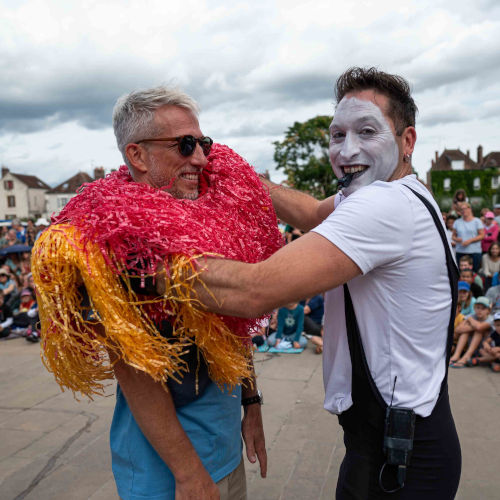 Car Wash Spectacle de rue. Agro the clown mettant un costume de rouleau de lavage automatique à un spectateur. Luca Della Gatta