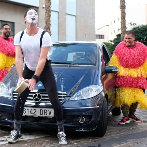 Car Wash. Spectacle de cirque et de théâtre de rue. Agro the Clown avec des spectateurs déguisés en rouleaux de lavage automatique. Luca Della Gatta