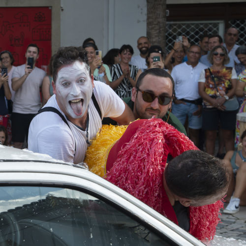 Car Wash. Spectacle de cirque et de théâtre de rue. Agro the Clown avec spectateur déguisés en rouleaux de lavage automatique. Luca Della Gatta