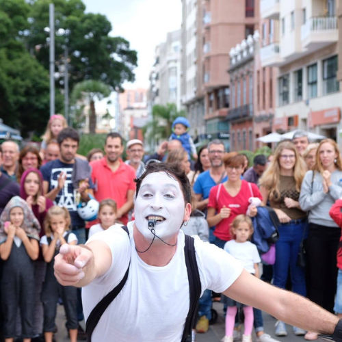 Car Wash est authentique théâtre d’improvisation. Agro the Clown avec le public en arrière-plan. Luca Della Gatta