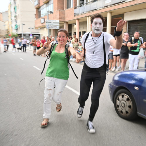 Car Wash Spectacle de clown et rue passé. Agro the Clown courant aux côtés d'une spectatrice. Luca Della Gatta