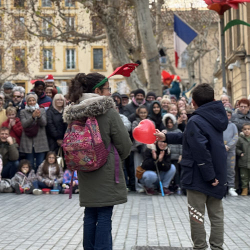 Agro the clown. ImproLocura is a mime and clown show. A girl gives a heart-shaped balloon to a boy.