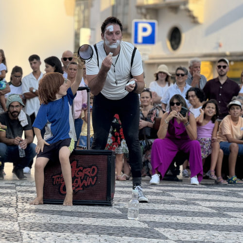 Agro the clown. ImproLocura. ImproLocura, putting on makeup with the help of a child spectator.Luca Della Gatta