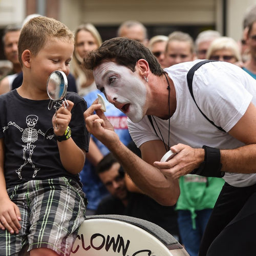 ImproLocura est un spectacle de rue. Agro the clown se maquillant avec l'aide d'un enfant.Luca Della Gatta