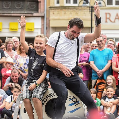 ImproLocura est un spectacle d'improvisation. Agro the clown saluant aux côtés d'un enfant.Luca Della Gatta