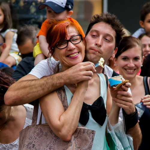 ImproLocura est un spectacle de clown. Agro the clown mangeant une glace avec une spectatrice souriante. Luca Della Gatta