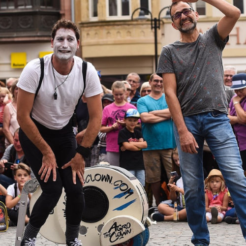 ImproLocura est un spectacle de mime de rue. Agro the clown aux côtés d'un spectateur riant. Luca Della Gatta