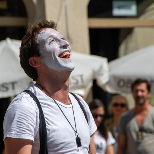 ImproLocura est un spectacle de rue. Agro the clown souriant pendant une performance . Luca Della Gatta