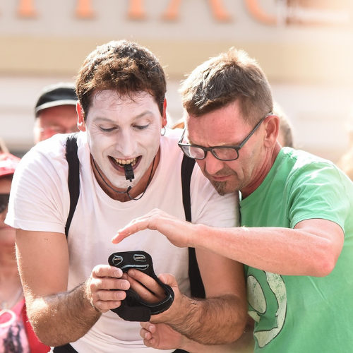 ImproLocura est un spectacle de rue. Agro the clown aux côtés d'un spectateur, Luca Della Gatta.. Luca Della Gatta