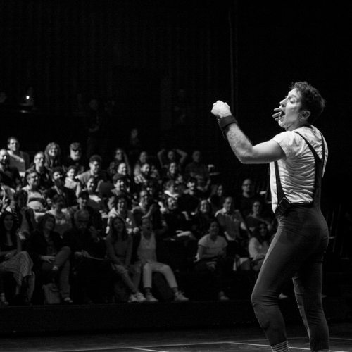 ImproLocura est un spectacle d'humour. Agro the clown avec le public en arrière-plan. Image en noir et blanc. Luca Della Gatta.