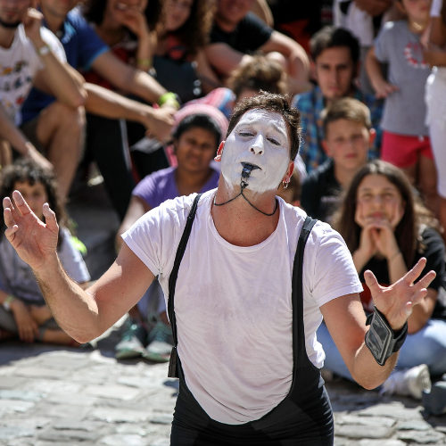 ImproLocura est un spectacle de mime. Agro the clown avec le public en arrière-plan. Luca Della Gatta.