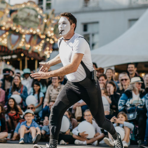 ImproLocura est un spectacle de clown. Agro the clown courant avec le public en arrière-plan. Luca Della Gatta