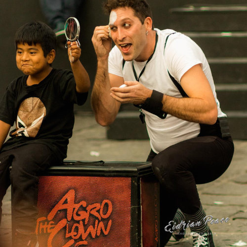 ImproLocura est un spectacle de théâtre physique. Luca Della Gatta. Agro the clown se maquillant avec l'aide d'un spectateur enfant.