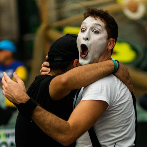 mproLocura est un spectacle de théâtre physique. Luca Della Gatta. Agro the clown s'étreignant avec un spectateur.