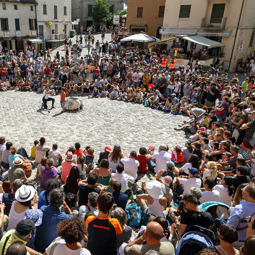 ImproLocura est un spectacle de théâtre physique. Luca Della Gatta. Agro the clown entouré du public en arrière-plan