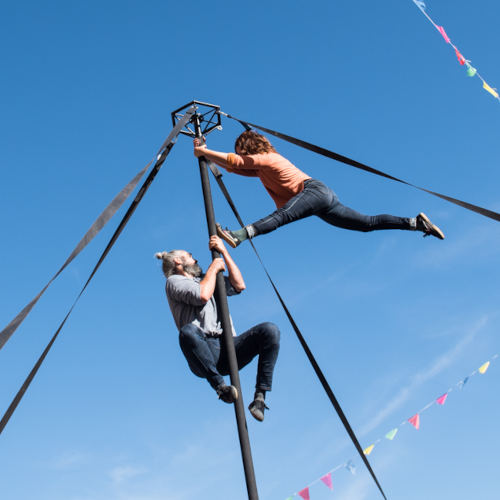 Laisse-moi est un cirque contemporain sur mât chinois. Miguel Rubio et Nely Carrasco ensemble, faisant des acrobaties sur un mât chinois. Spectacle acrobatique