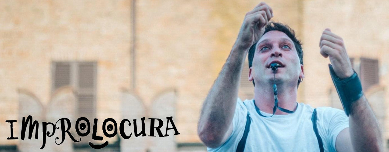 Improlocura est un spectacle de rue et théâtre d'improvisation d’Agro the Clown, Agro regardant le ciel en jouant. Luca Della Gatta