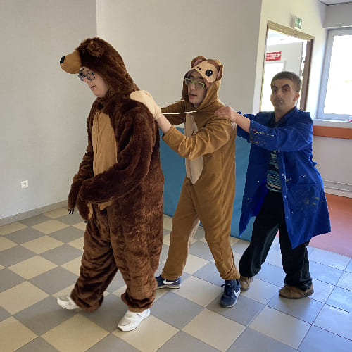 Nous espectáculo inclusivo de Collectif Primavez con el festival Les Petits Bonheurs de artistas aficionados que con ceguera, sordera, trastornos motores o cognitivos.
