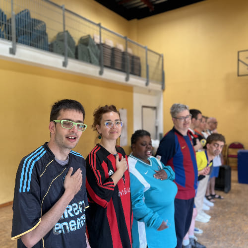 Nous espectáculo inclusivo de Collectif Primavez con el festival Les Petits Bonheurs de artistas aficionados que con ceguera, sordera, trastornos motores o cognitivos.